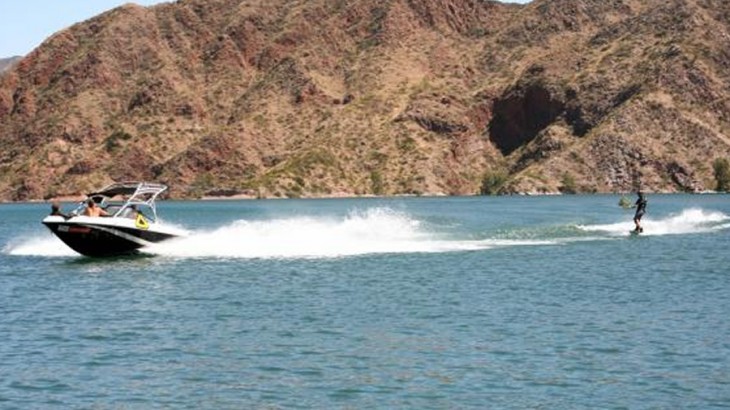 Bomberos rescataron a navegantes varados en el Dique El Carrizal