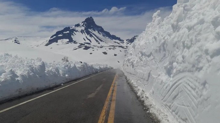 Reabren el Paso Pehuenche con tránsito controlado tras nevadas en alta montaña